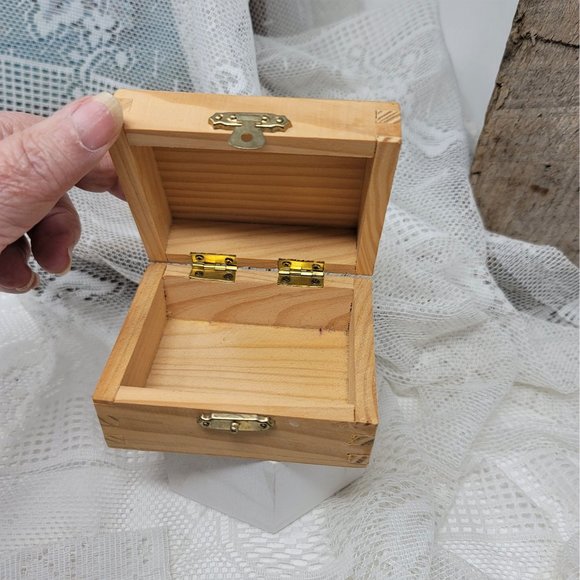 Sweet Vintage Wood Box Tongue & Groove - Picture 6 of 8